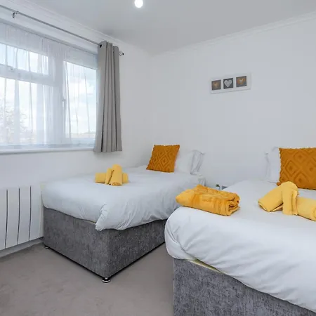 Spacious 2br In Croydon With Parking