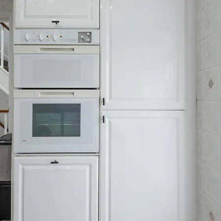 Spacious 2br In Croydon With Parking Apartment