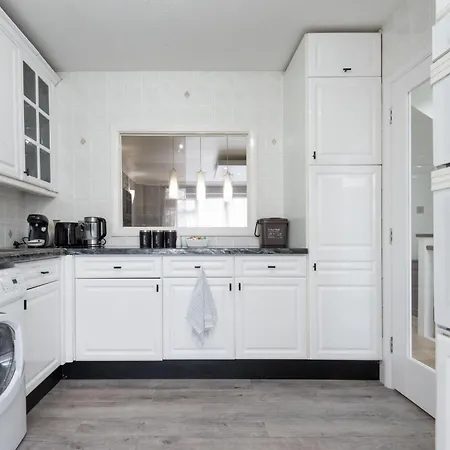Spacious 2br In Croydon With Parking Apartment