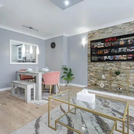 Spacious 2br In Croydon With Parking Apartment Wallington