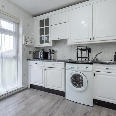 Spacious 2br In Croydon With Parking