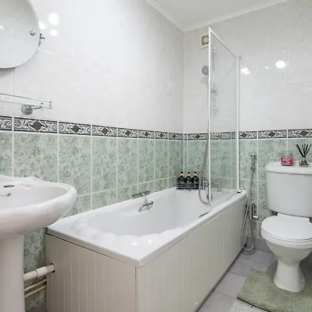 Spacious 2br In Croydon With Parking
