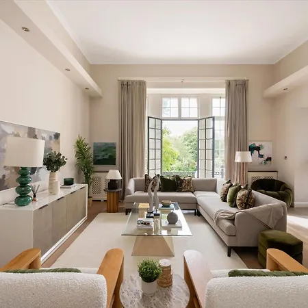 3 Bedroom Overlooking Hyde Park Apartment *