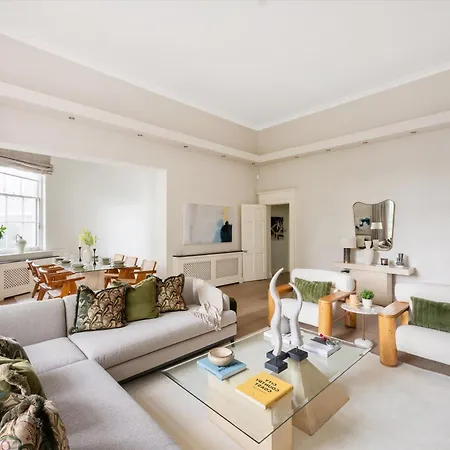 3 Bedroom Overlooking Hyde Park Apartment