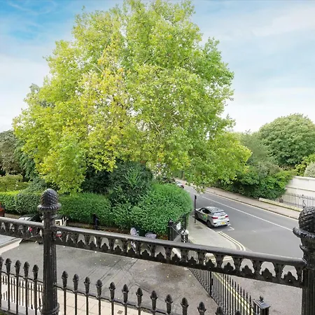 Apartment 3 Bedroom Overlooking Hyde Park *