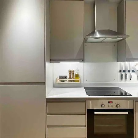 Holiday home Beautiful Bright 3-bed Next To Station London