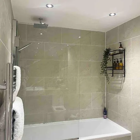 Beautiful Bright 3-bed Next To Station Holiday home *