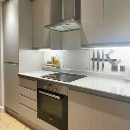 Holiday home Beautiful Bright 3-bed Next To Station London