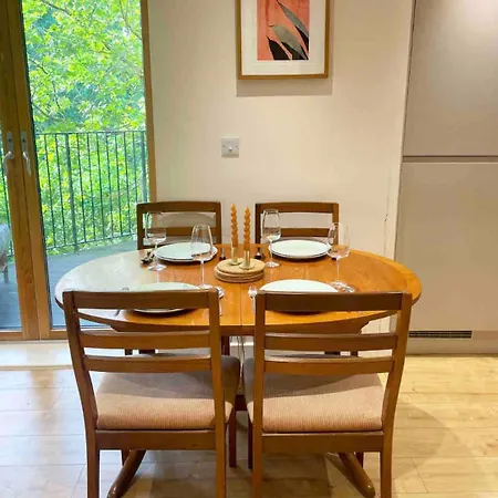 Beautiful Bright 3-bed Next To Station