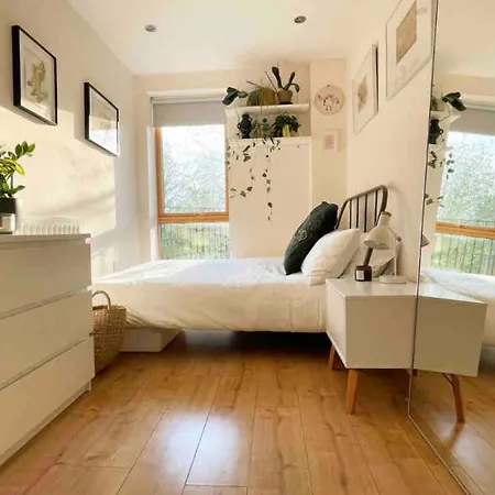 Holiday home Beautiful Bright 3-bed Next To Station *