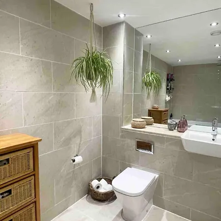 Holiday home Beautiful Bright 3-bed Next To Station London