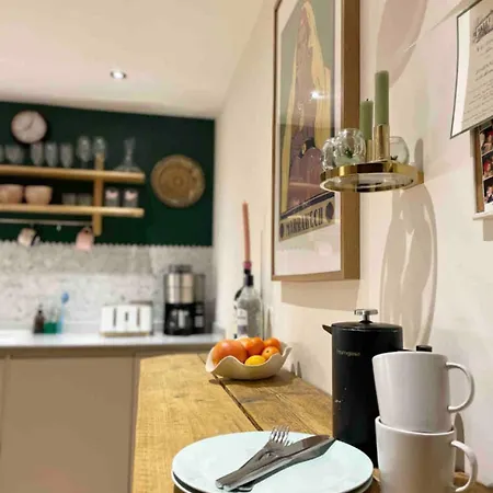 Beautiful Bright 3-bed Next To Station * London