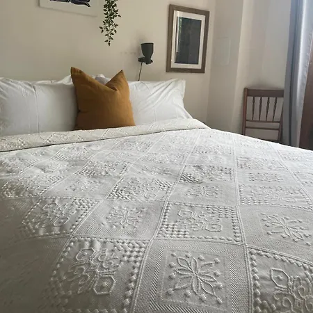 Beautiful Bright 3-bed Next To Station Holiday home