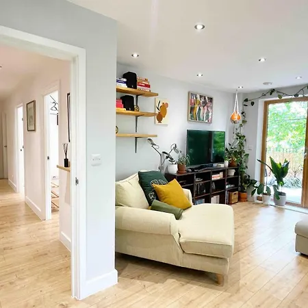 Beautiful Bright 3-bed Next To Station London