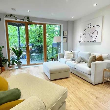Holiday home Beautiful Bright 3-bed Next To Station London