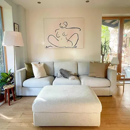 Beautiful Bright 3-bed Next To Station *
