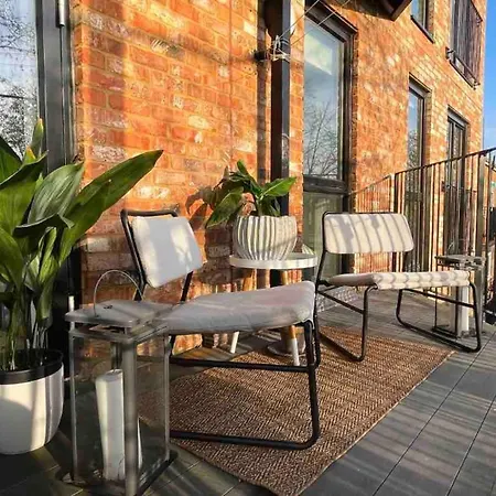 Holiday home Beautiful Bright 3-bed Next To Station London