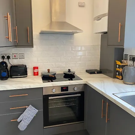 Apartment Bright & Spacious 2-bed, 2-bath In The Heart Of - Whole London