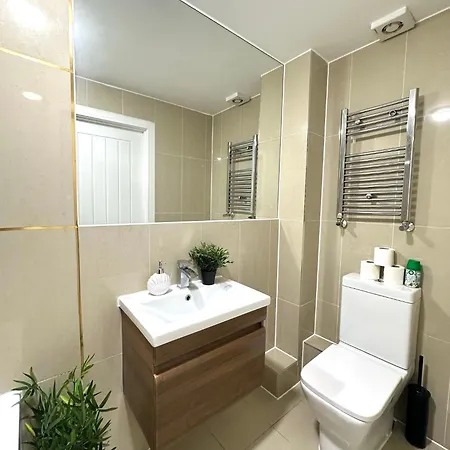 Elegant Spacious Modern 2 Bedroom - Whitechapel - 5mins To Aldgate Station *