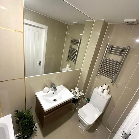 Elegant Spacious Modern 2 Bedroom - Whitechapel - 5mins To Aldgate Station *