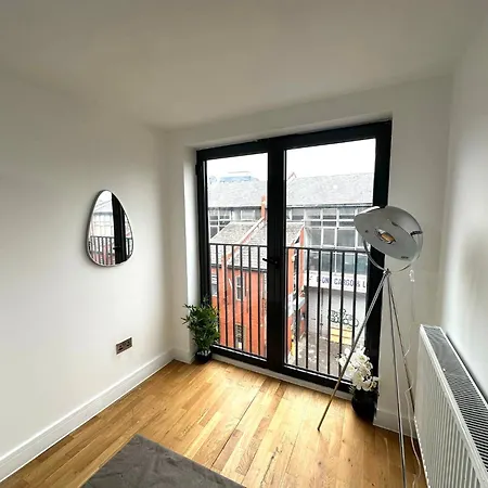 Elegant Spacious Modern 2 Bedroom - Whitechapel - 5mins To Aldgate Station Apartment London