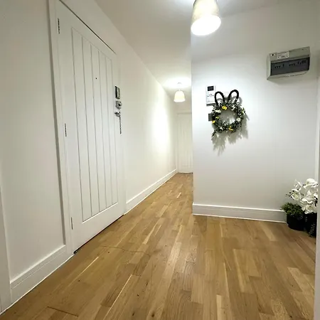 Elegant Spacious Modern 2 Bedroom - Whitechapel - 5mins To Aldgate Station Apartment *