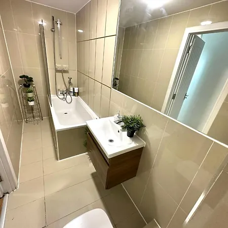 Elegant Spacious Modern 2 Bedroom - Whitechapel - 5mins To Aldgate Station London