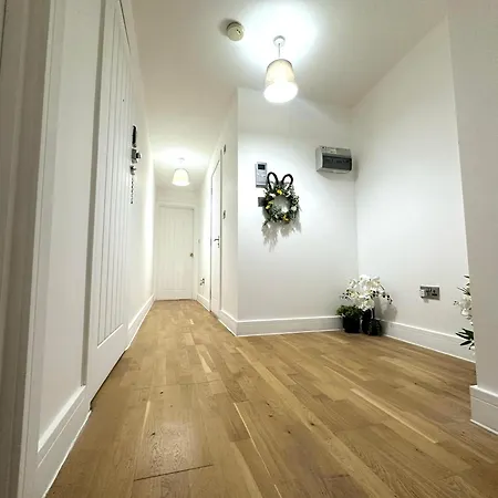 Elegant Spacious Modern 2 Bedroom - Whitechapel - 5mins To Aldgate Station