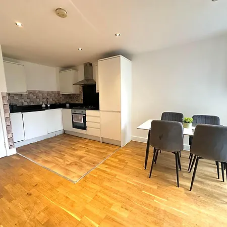 Elegant Spacious Modern 2 Bedroom - Whitechapel - 5mins To Aldgate Station Apartment London