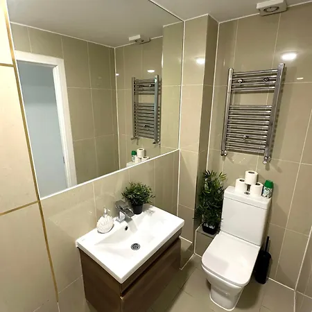Elegant Spacious Modern 2 Bedroom - Whitechapel - 5mins To Aldgate Station Apartment *