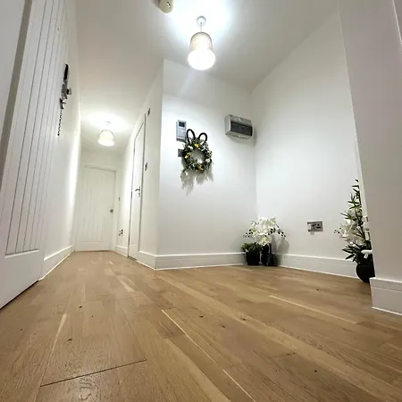 Elegant Spacious Modern 2 Bedroom - Whitechapel - 5mins To Aldgate Station *