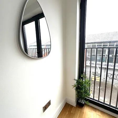 Elegant Spacious Modern 2 Bedroom - Whitechapel - 5mins To Aldgate Station Apartment