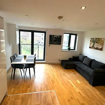 Elegant Spacious Modern 2 Bedroom - Whitechapel - 5mins To Aldgate Station Apartment *