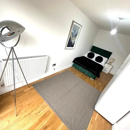 Elegant Spacious Modern 2 Bedroom - Whitechapel - 5mins To Aldgate Station London
