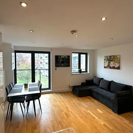 Elegant Spacious Modern 2 Bedroom - Whitechapel - 5mins To Aldgate Station Apartment