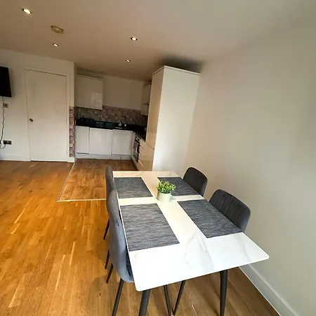 Elegant Spacious Modern 2 Bedroom - Whitechapel - 5mins To Aldgate Station Apartment London