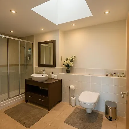 Apartment Stylish Penthouse With View In North Finchley