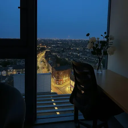 Apartment Stylish Penthouse With View In North Finchley