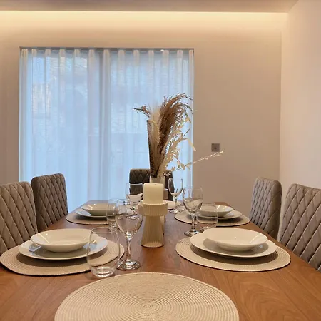 Charming Relaxing 3 Bedroom Walk To Tube Apartment *