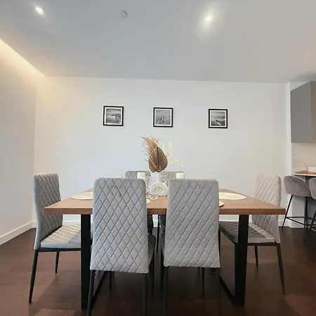 Charming Relaxing 3 Bedroom Walk To Tube Apartment London