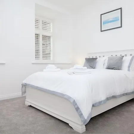 Bright & Spacious 2-bed, 2-bath In The Heart Of - Whole London