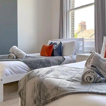 3 Bed, 2 Bath With Terrace & Local Entertainment * London