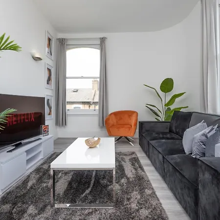 3 Bed, 2 Bath With Terrace & Local Entertainment