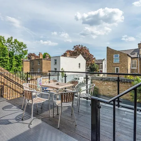 3 Bed, 2 Bath With Terrace & Local Entertainment