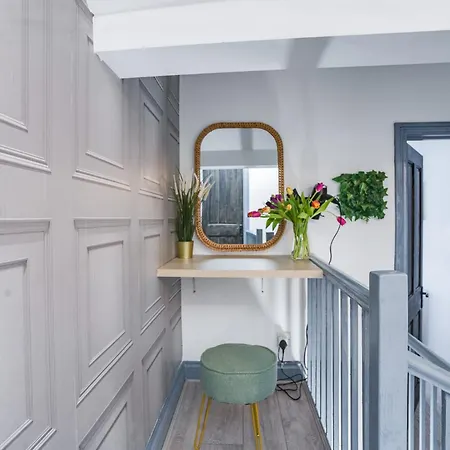Spacious 2br Maisonette 2 Baths Huge Lounge * London