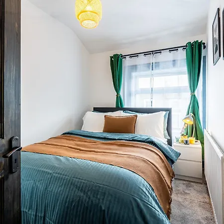 Spacious 2br Maisonette 2 Baths Huge Lounge London