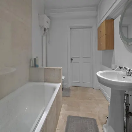 Chelsea 1-bed Flat With Patio