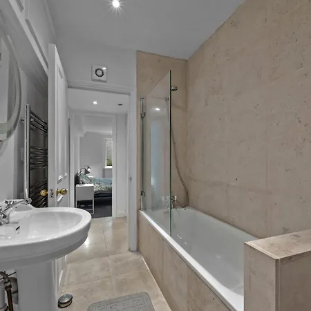 Chelsea 1-bed Flat With Patio *