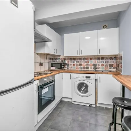 2 Bed Flat In London