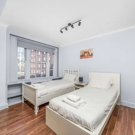 2 Bed Flat In Apartment London